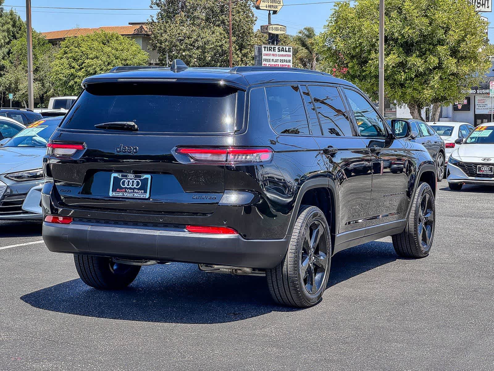 Used 2025 Jeep Grand Cherokee L Limited w/ Black Appearance Package AWD/4WD image 4