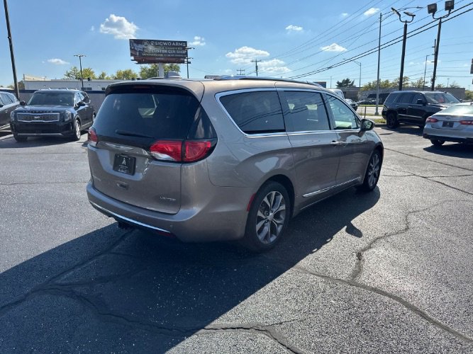 Used 2018 Chrysler Pacifica Limited w/ Tire & Wheel Group image 4
