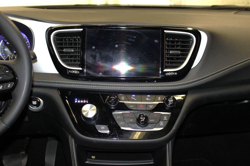 Used 2025 Chrysler Pacifica Limited image 14