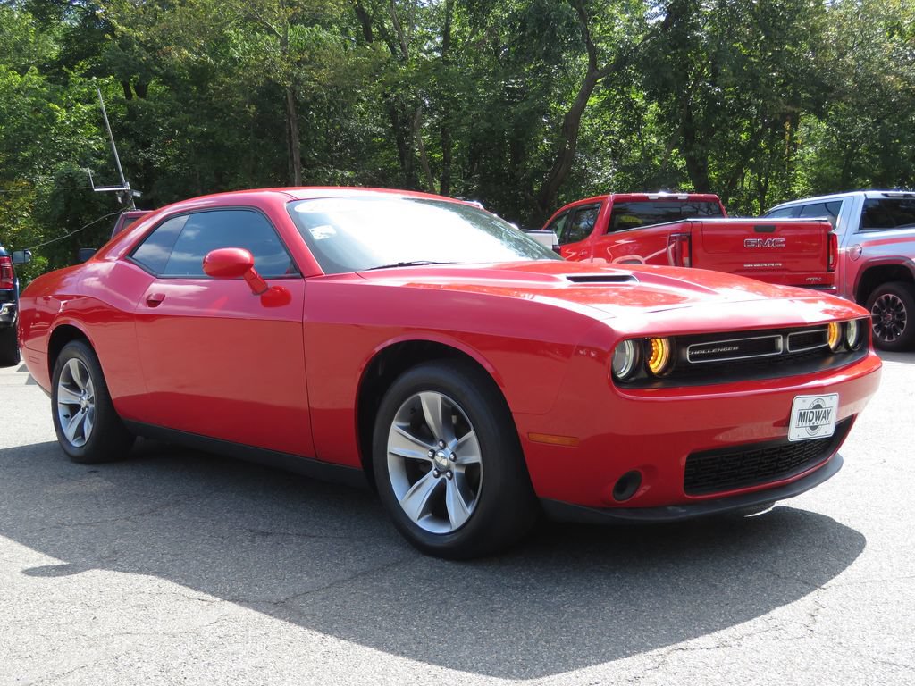 Used 2016 Dodge Challenger SXT RWD image 3