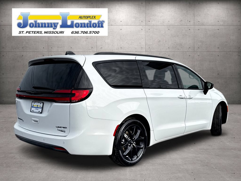 Used 2025 Chrysler Pacifica Limited FWD image 2