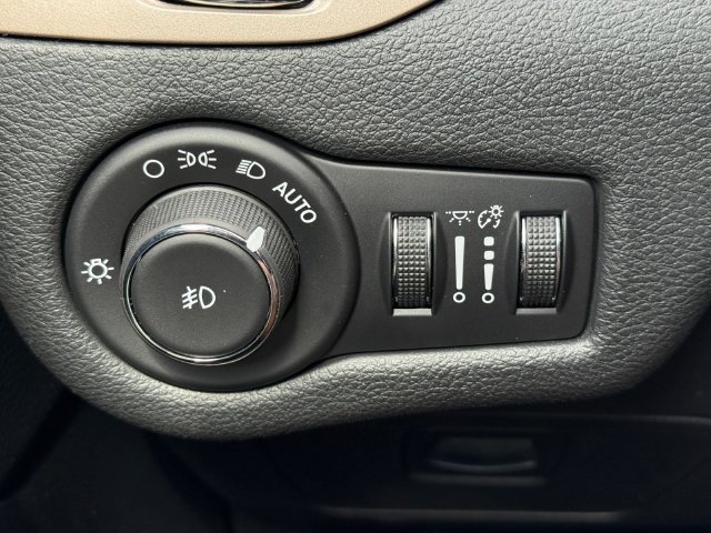 Used 2017 Jeep Cherokee Limited AWD/4WD image 17