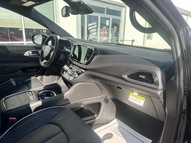 New 2026 Chrysler Pacifica Limited image 18