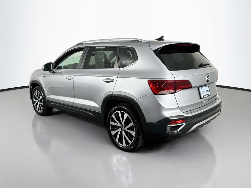 Used 2022 Volkswagen Taos SE w/ Panoramic Sunroof Package FWD image 6