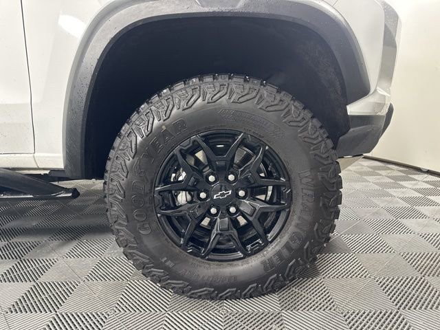 Used 2025 Chevrolet Colorado ZR2 w/ Midnight Edition image 8