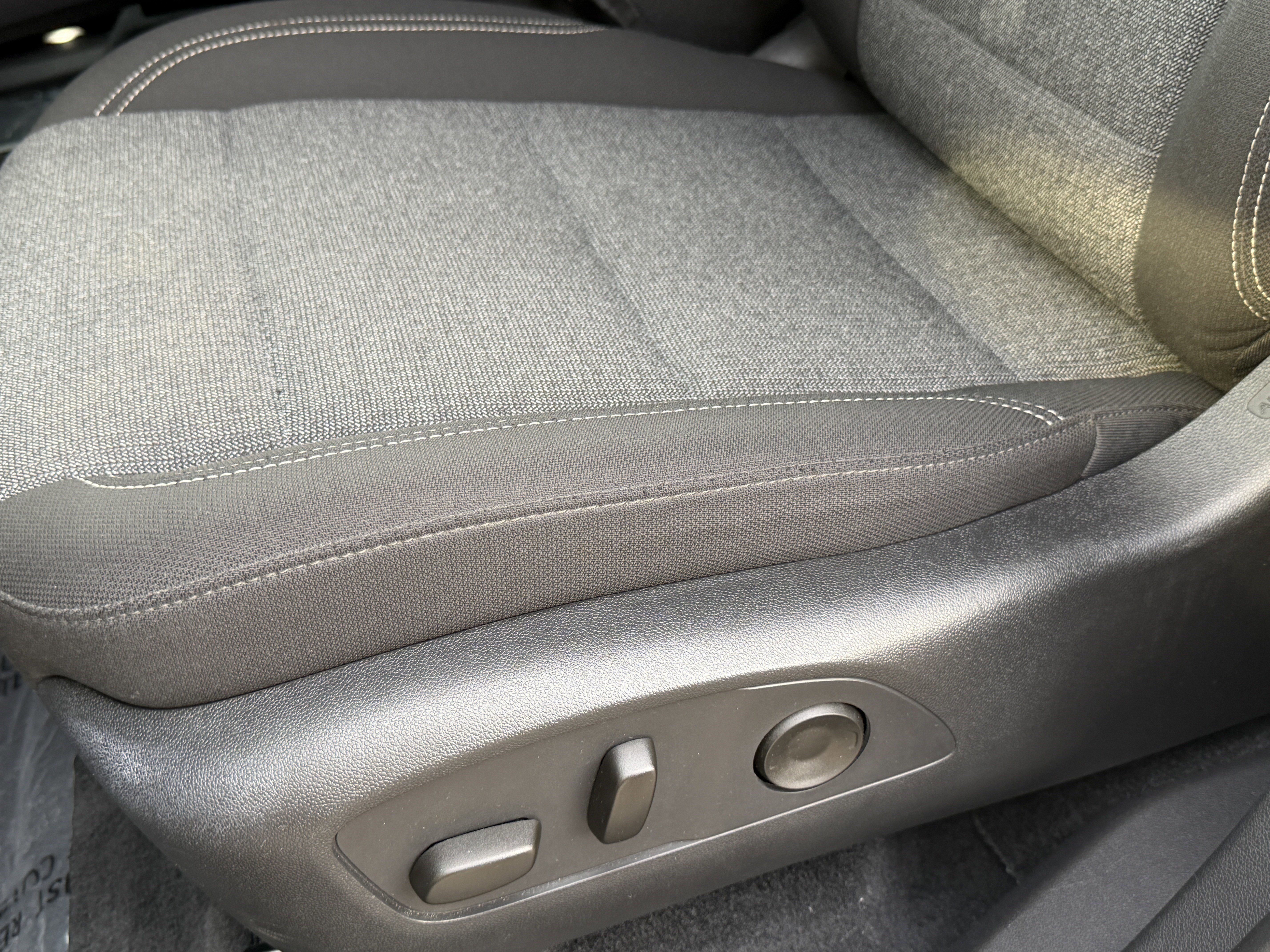 Used 2025 GMC Acadia Elevation image 14