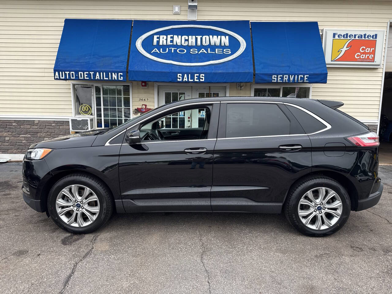 Used 2020 Ford Edge Titanium image 2