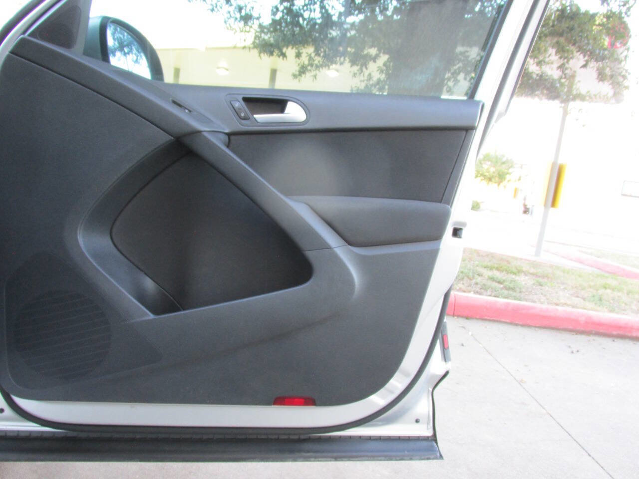 Used 2011 Volkswagen Tiguan S FWD image 23