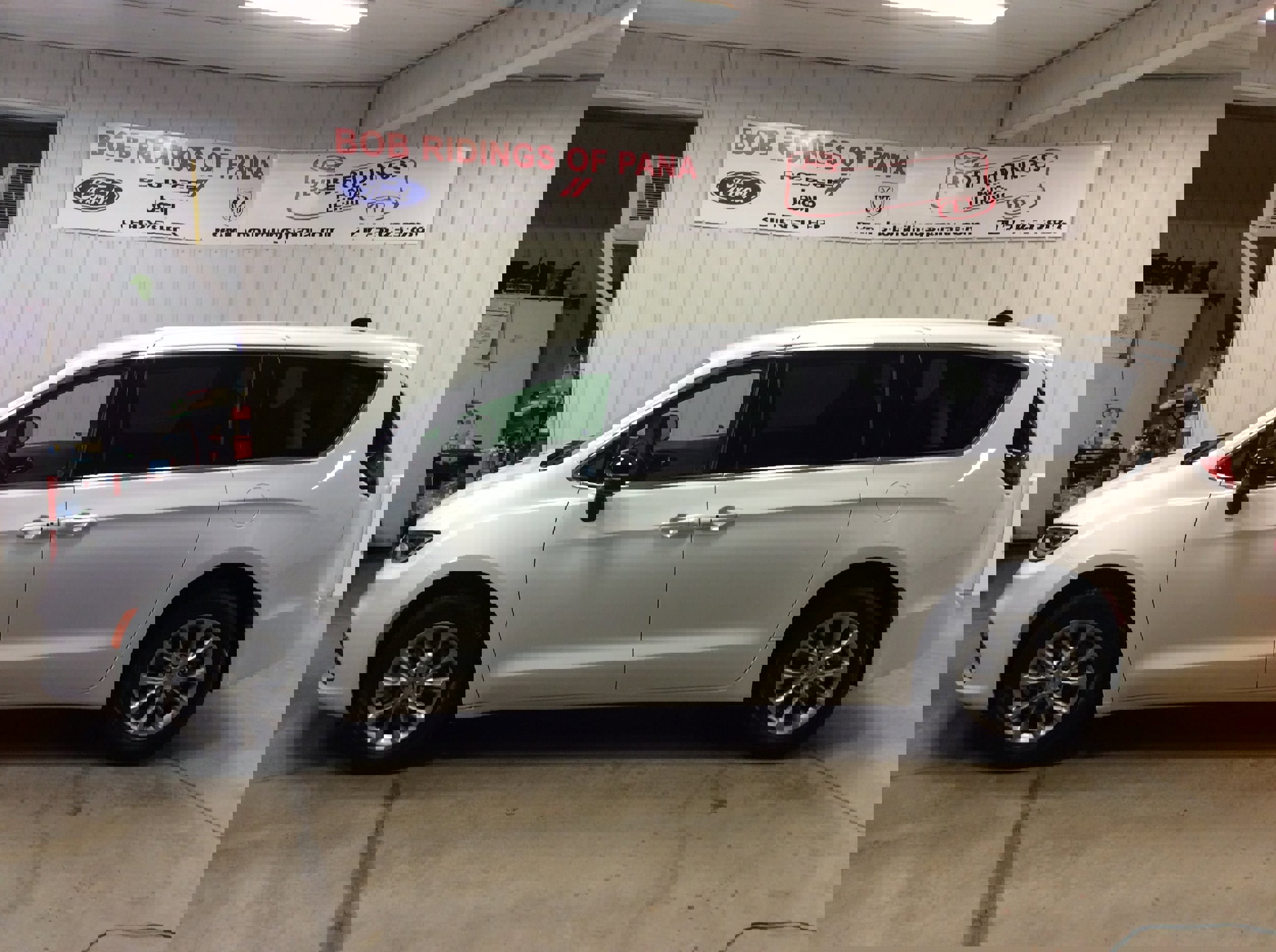 Used 2024 Chrysler Pacifica Touring-L image 2