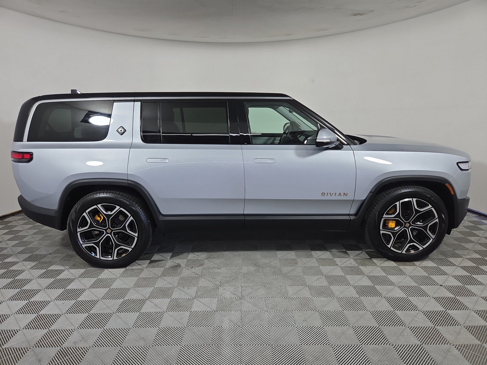 Used 2024 Rivian R1S Adventure AWD/4WD image 6