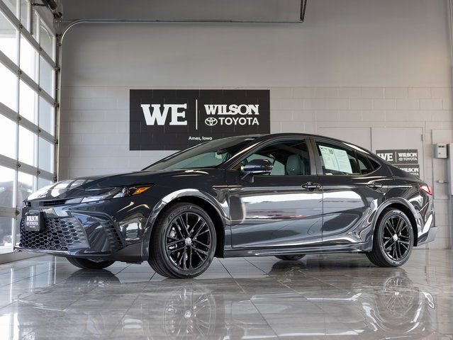 Used 2025 Toyota Camry SE image 2
