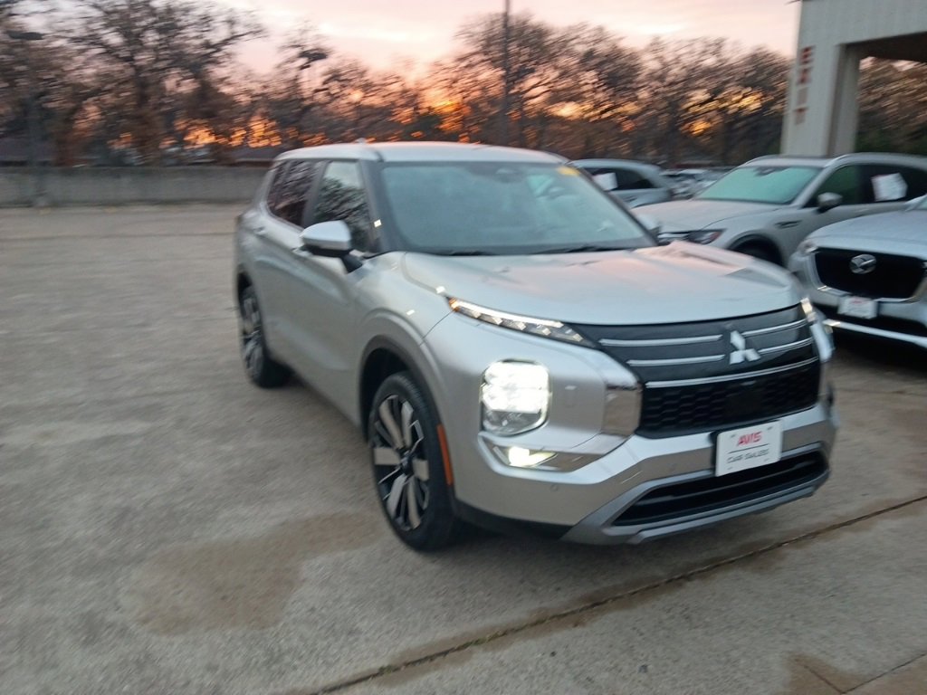 Used 2025 Mitsubishi Outlander SE image 6