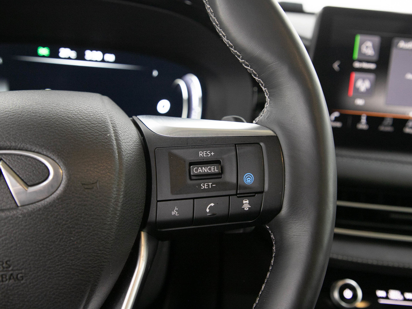 Used 2023 INFINITI QX60 Sensory AWD/4WD image 31