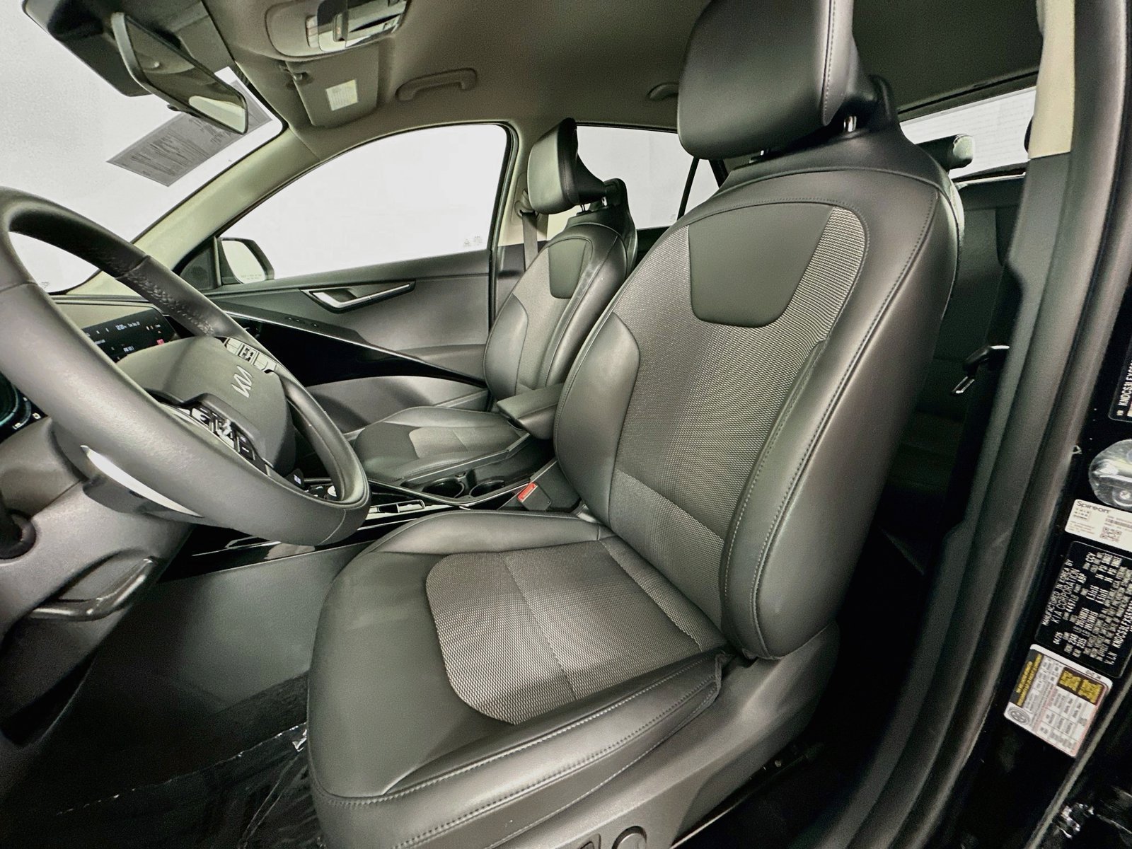Used 2025 Kia Niro EX FWD image 22