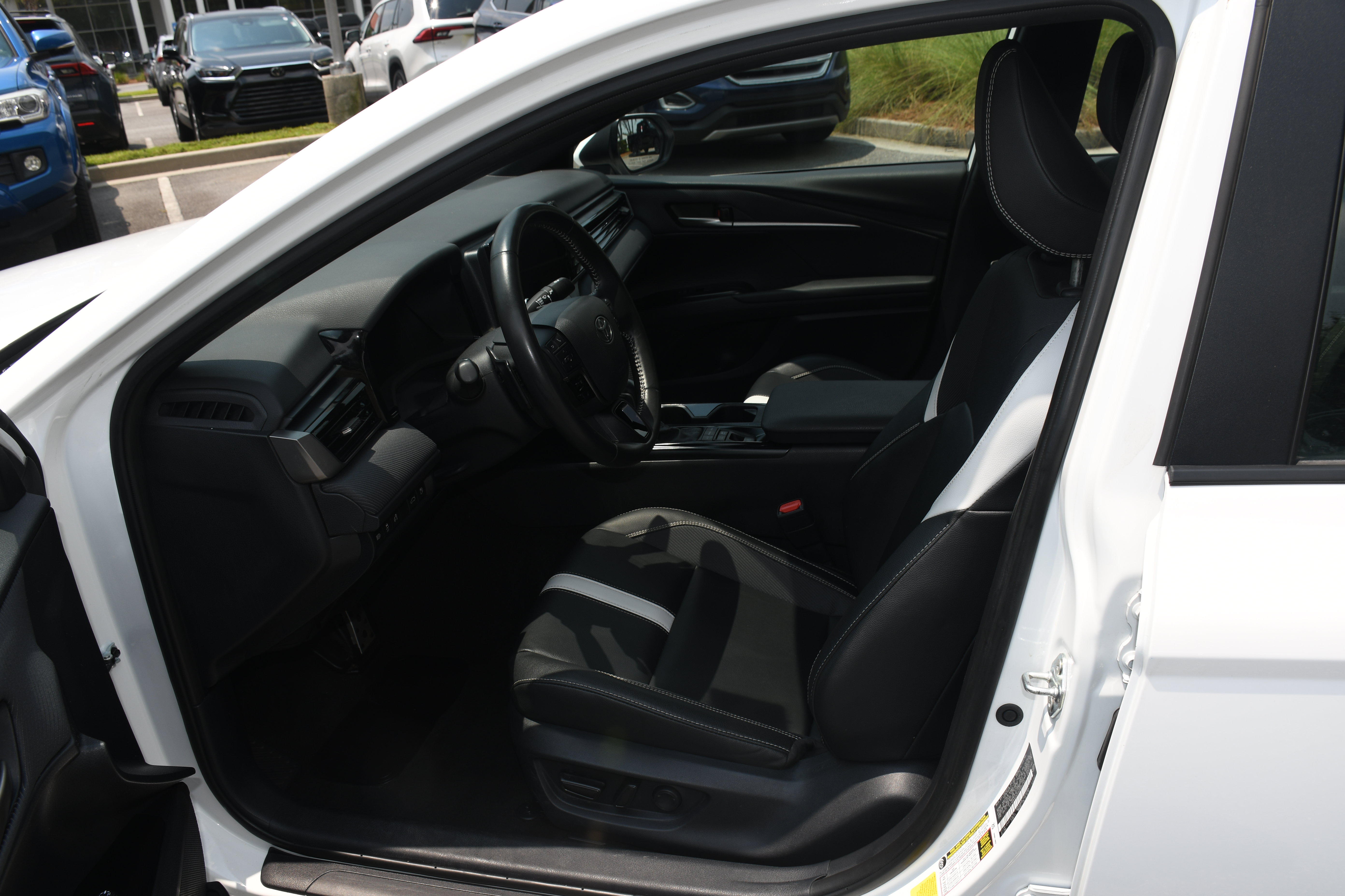 Used 2025 Toyota Camry SE FWD image 7