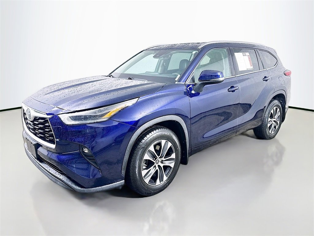 Used 2021 Toyota Highlander XLE image 3
