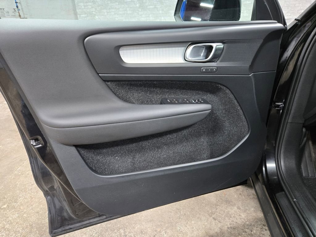 Used 2019 Volvo XC40 T5 Momentum image 7