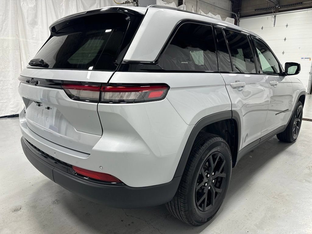 Used 2025 Jeep Grand Cherokee Altitude AWD/4WD image 7