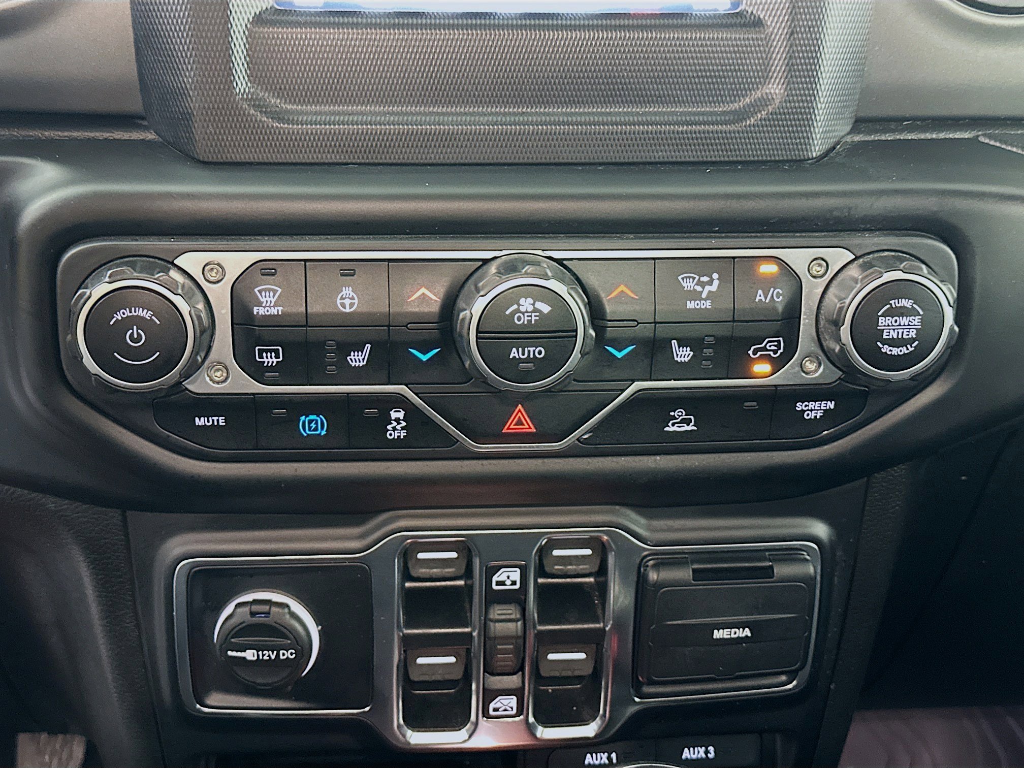 Used 2023 Jeep Wrangler Unlimited w/ Cold Weather Group AWD/4WD image 23
