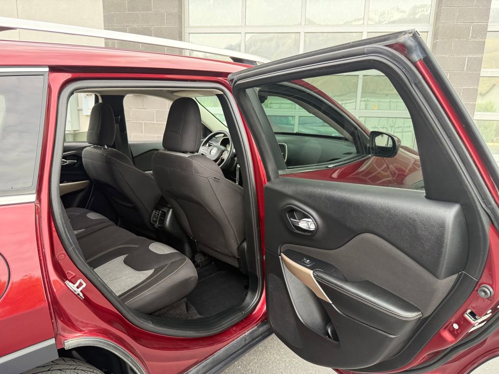 Used 2018 Jeep Cherokee Latitude AWD/4WD image 21