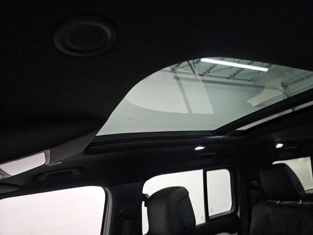 Used 2025 Land Rover Defender 130 S image 9