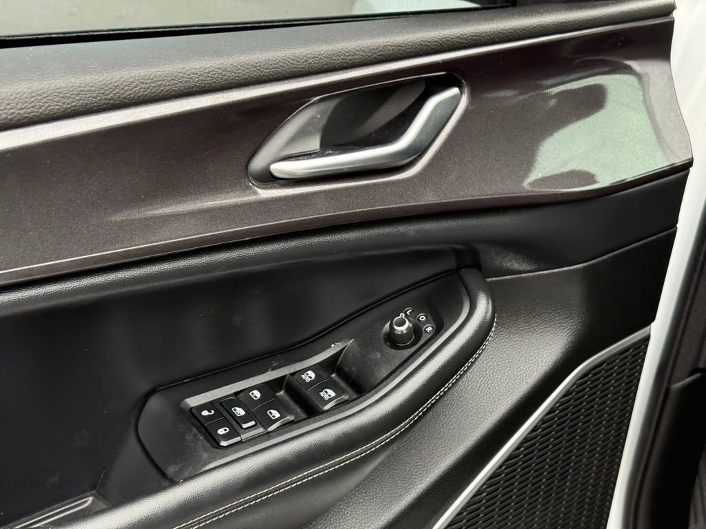 Used 2023 Jeep Grand Cherokee L Laredo image 11