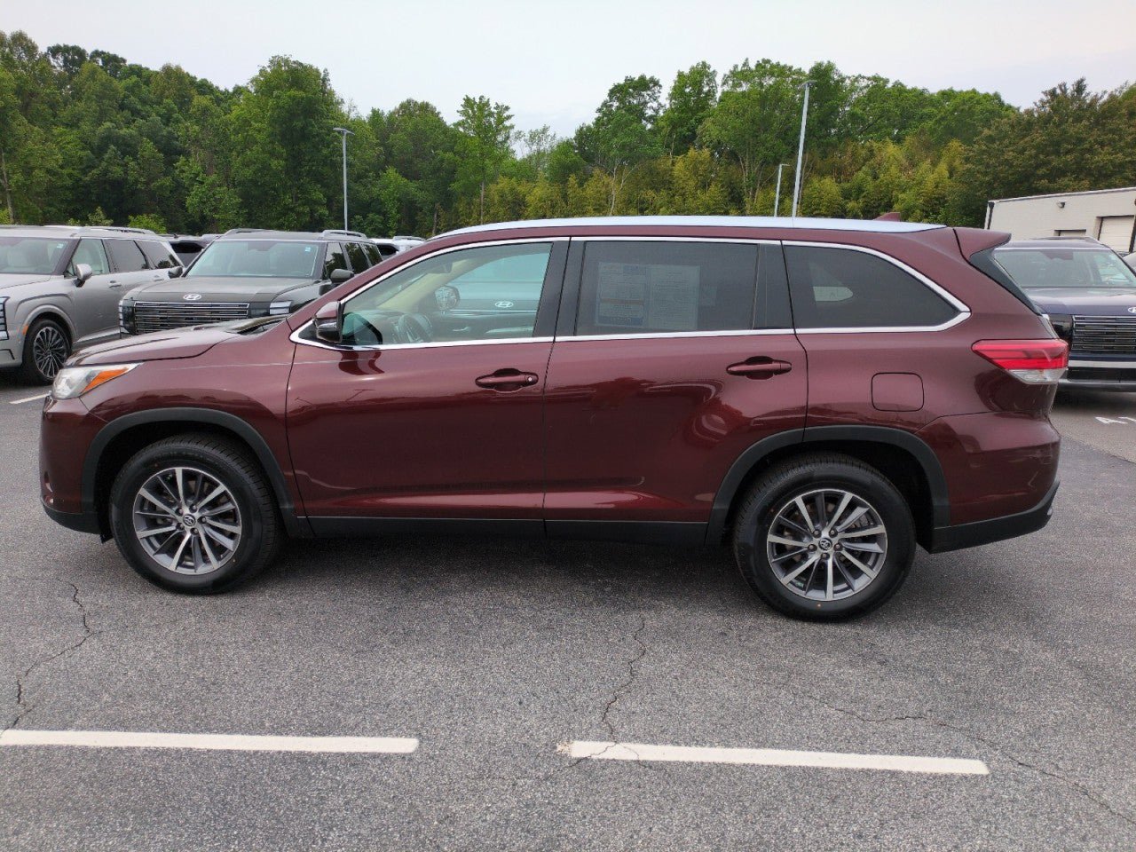 Used 2019 Toyota Highlander XLE FWD image 4