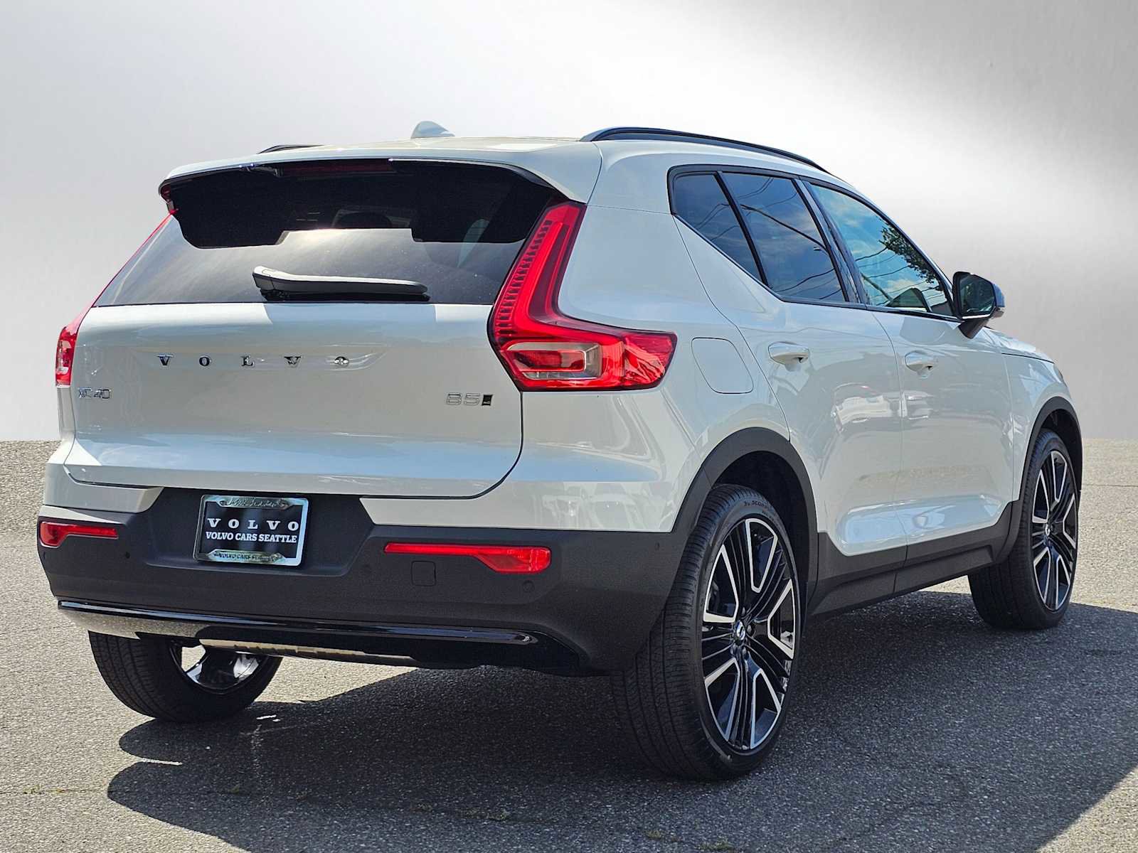 New 2025 Volvo XC40 B5 Ultra w/ Protection Package Premier image 7