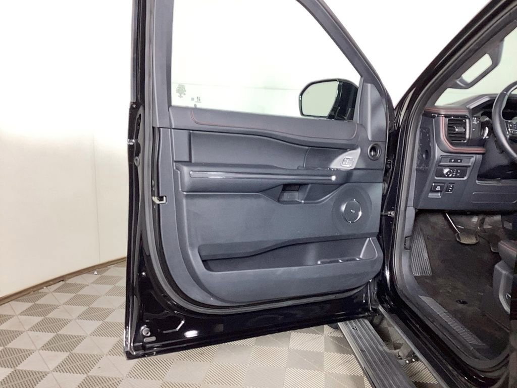 Used 2022 Ford Expedition Limited image 17