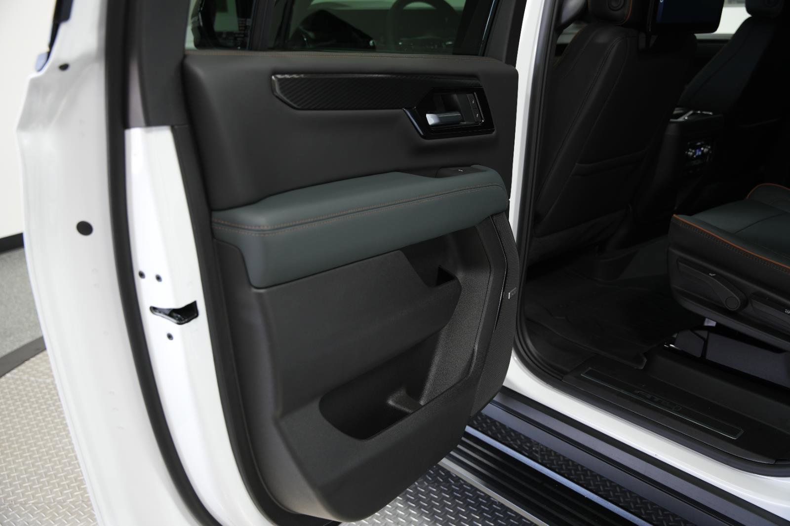 New 2026 GMC Yukon XL AT4 w/ AT4 Premium Plus Package AWD/4WD image 24