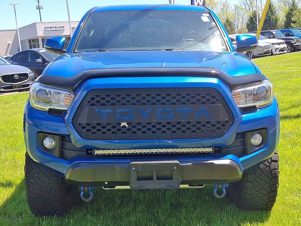 Used 2017 Toyota Tacoma TRD Off-Road AWD/4WD image 3