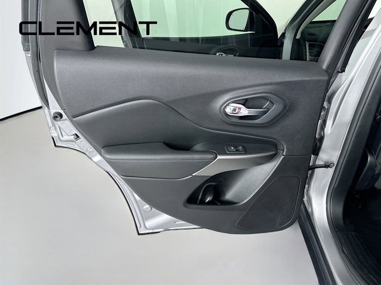 Used 2020 Jeep Cherokee Limited image 30