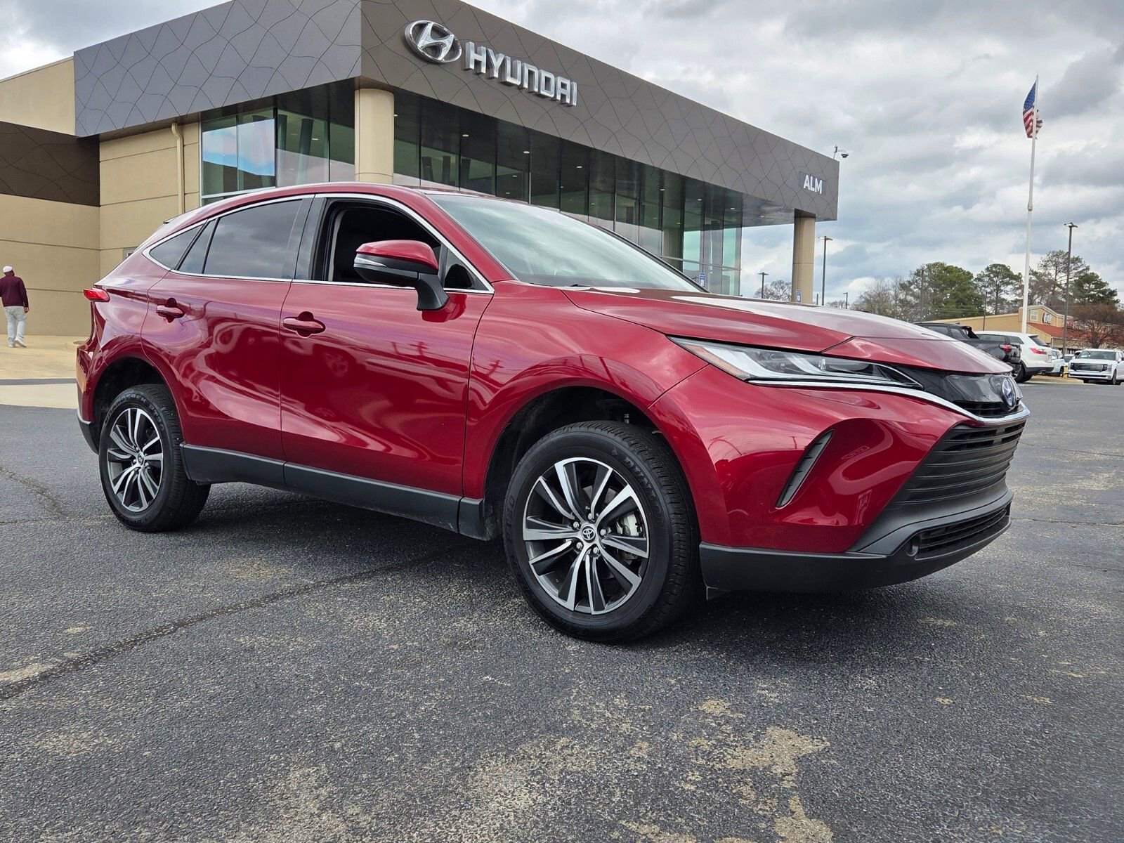 Used 2024 Toyota Venza LE image 1