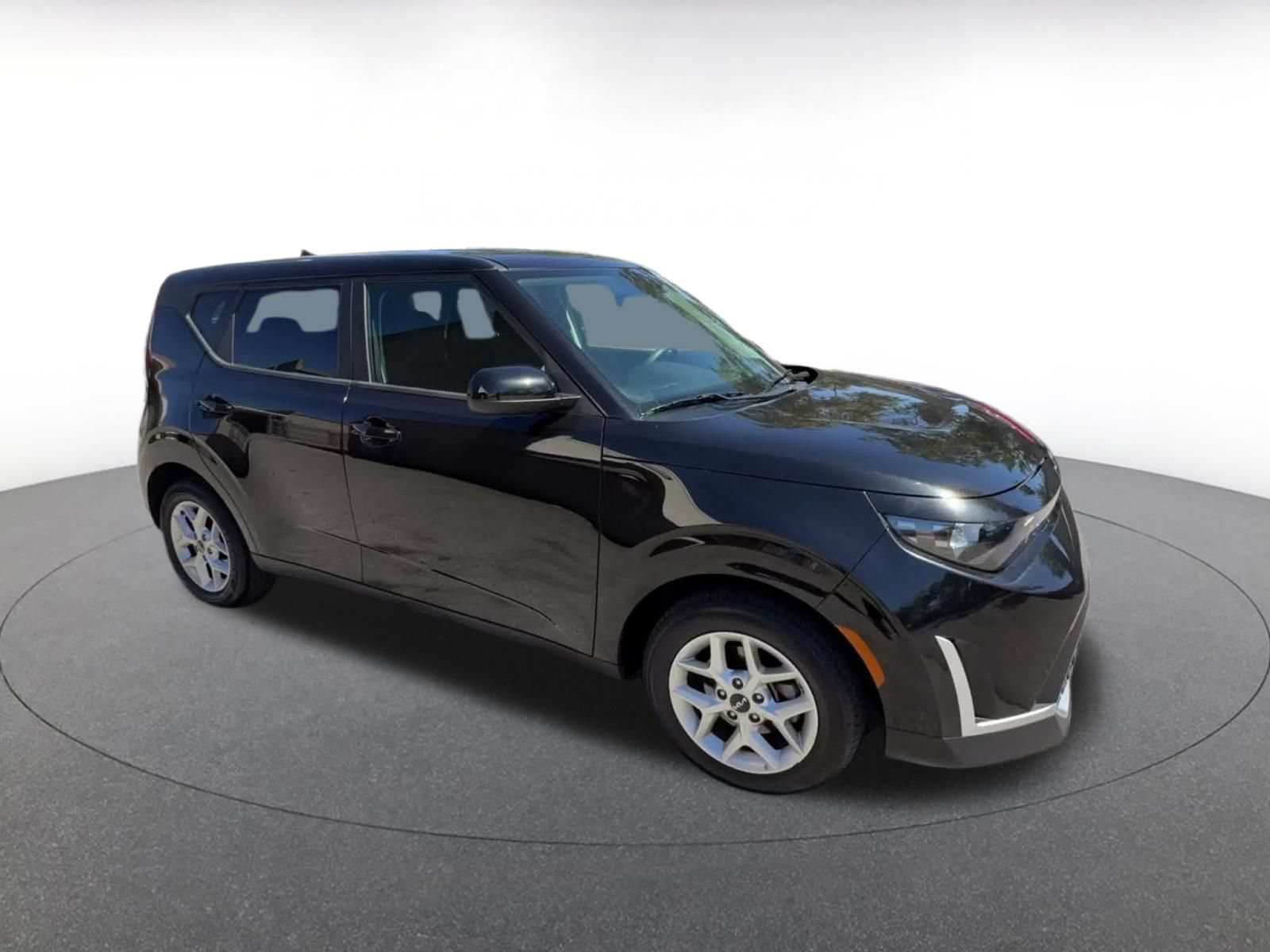 Used 2025 Kia Soul LX w/ LX Technology Package FWD image 2