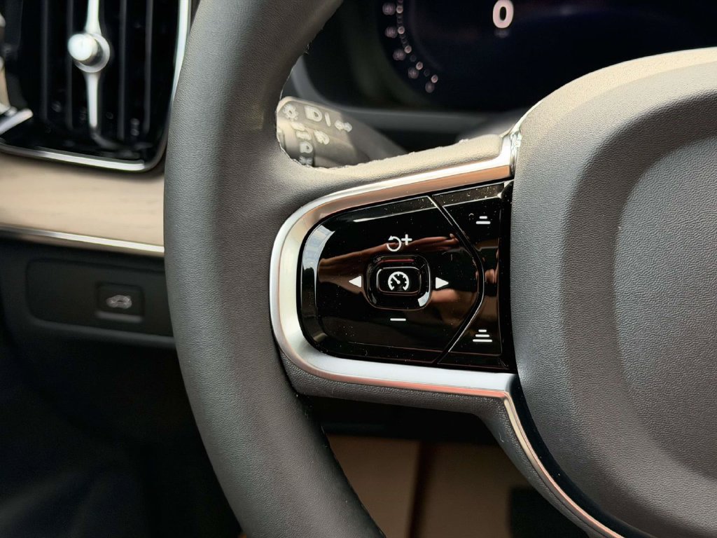 New 2026 Volvo XC90 B6 Plus w/ Protection Package Premier AWD/4WD image 8