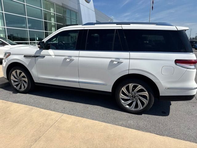 Used 2023 Lincoln Navigator Reserve AWD/4WD image 9