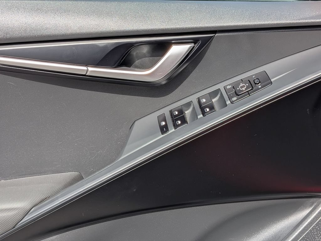 Used 2025 Kia Niro LX FWD image 11