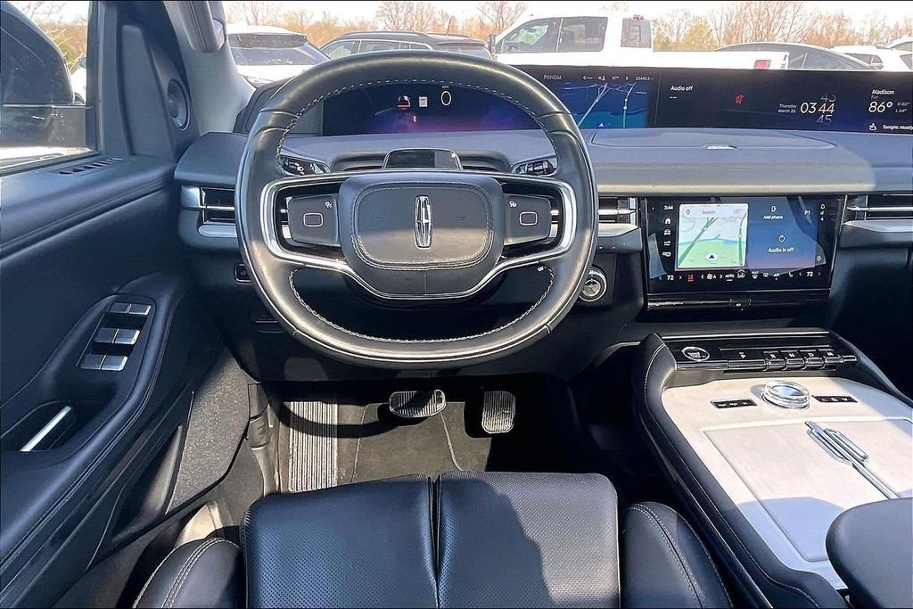 Used 2025 Lincoln Navigator Reserve AWD/4WD image 10