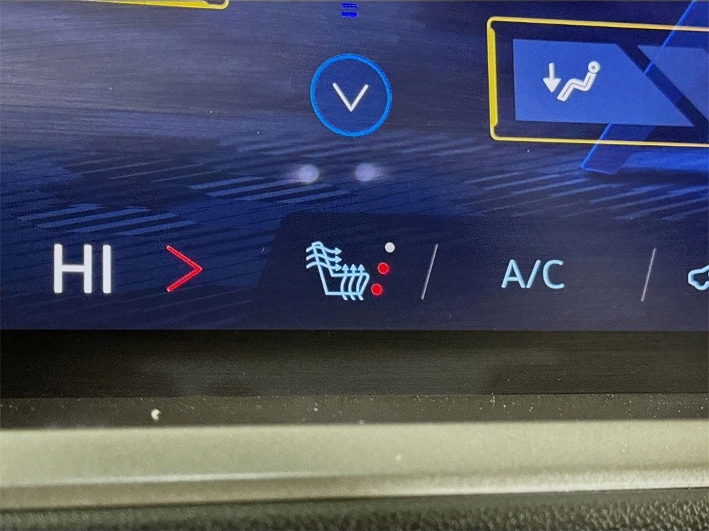 Used 2025 Chevrolet Traverse LT image 18