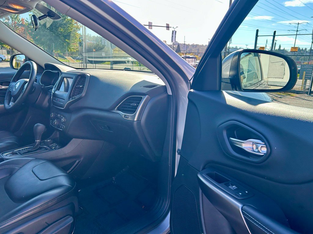 Used 2019 Jeep Cherokee Latitude Plus w/ Cold Weather Group AWD/4WD image 15