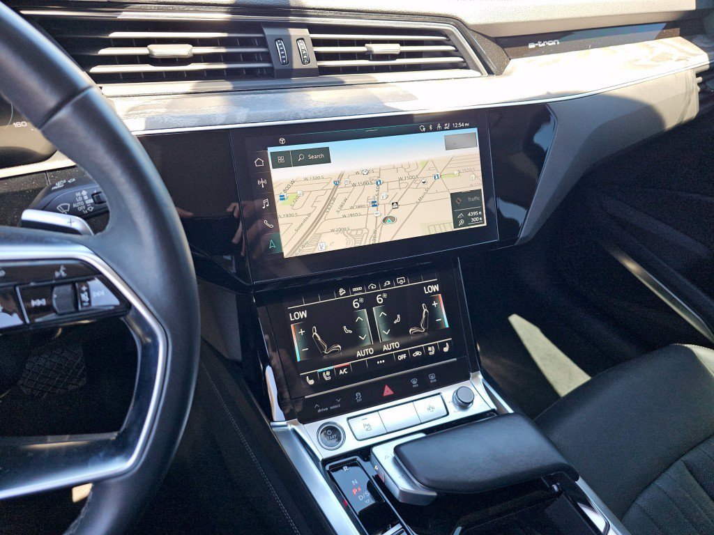 Used 2022 Audi e-tron Premium Plus w/ Premium Plus Package AWD/4WD image 32