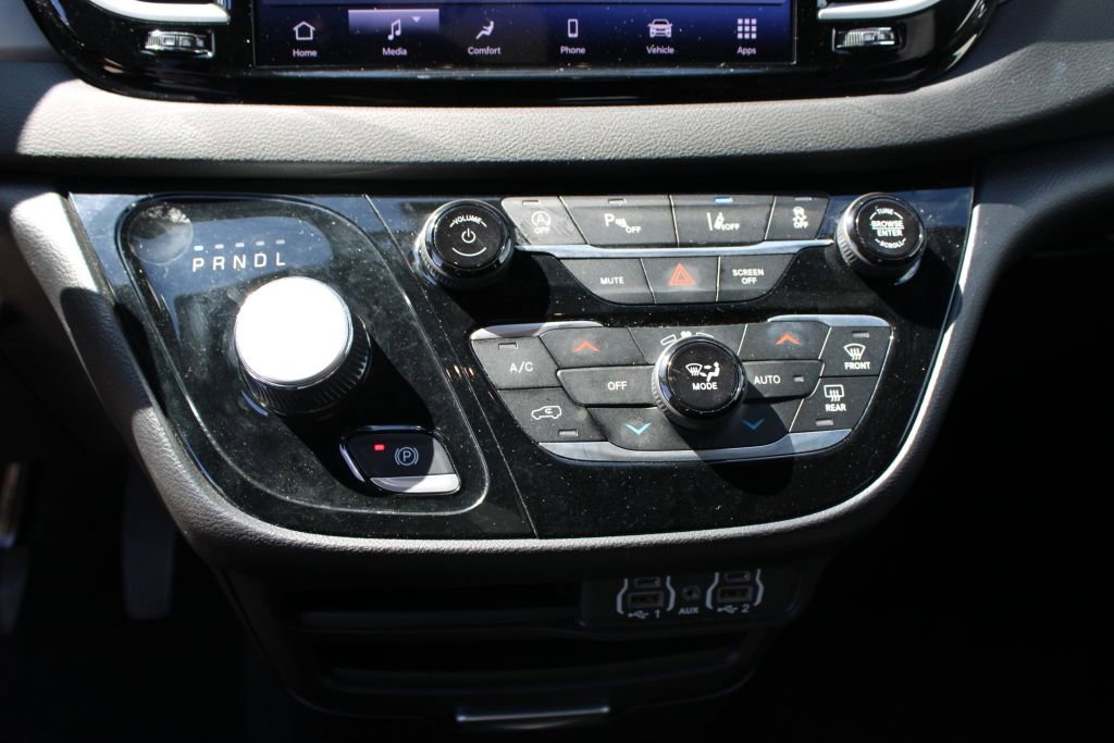 Used 2025 Chrysler Pacifica Select image 23