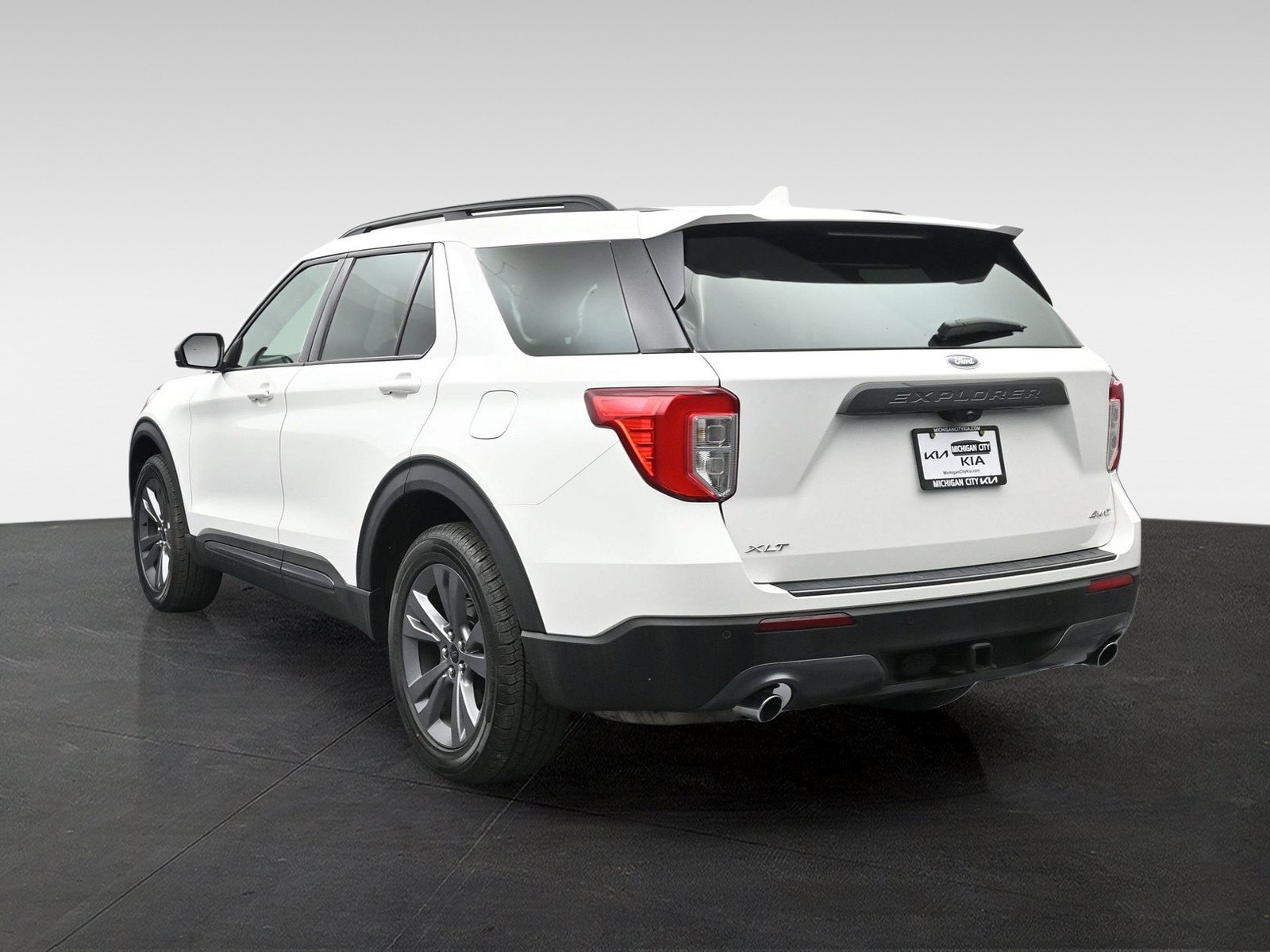 Used 2023 Ford Explorer XLT w/ Equipment Group 202A AWD/4WD image 2