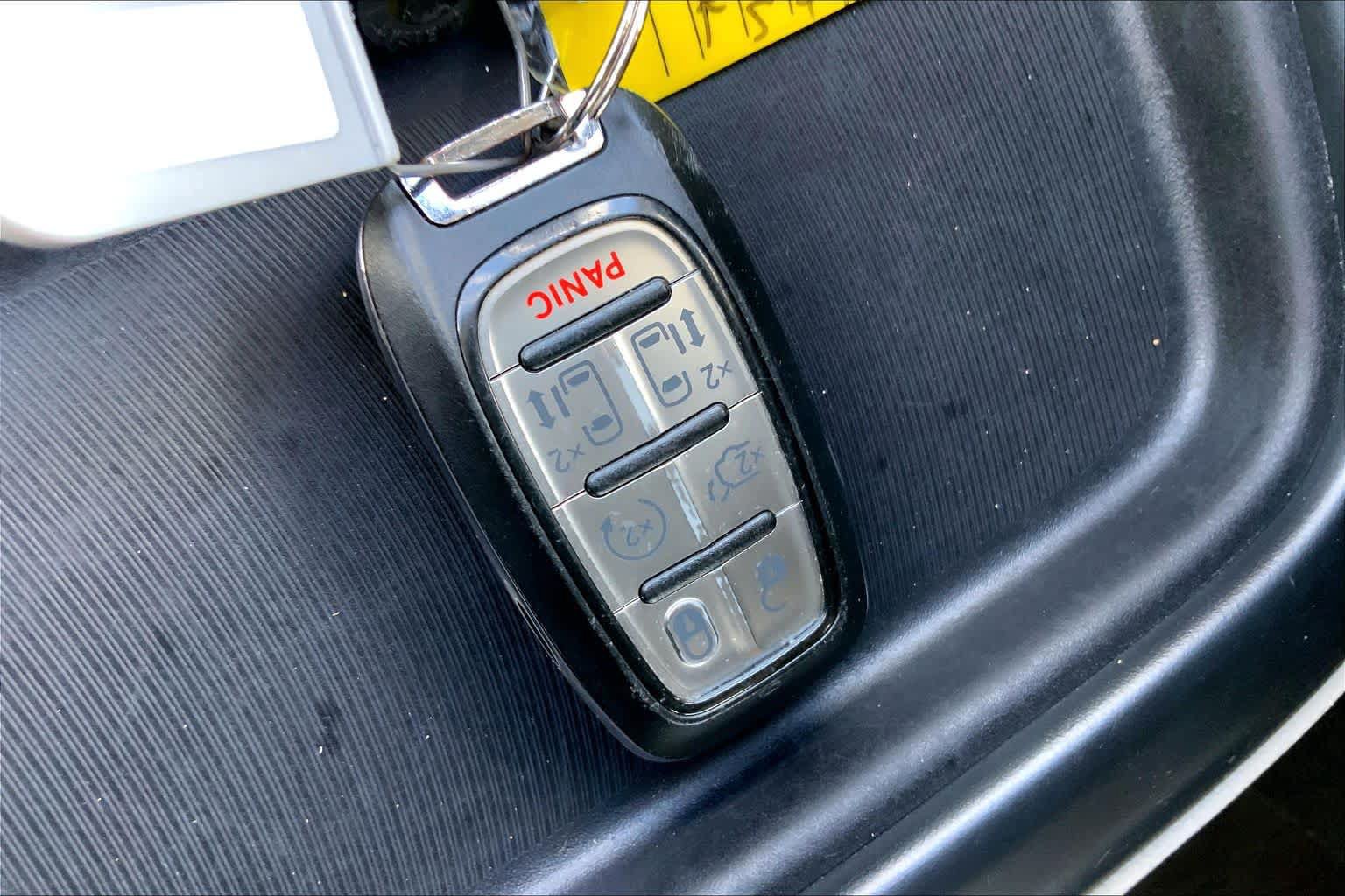 Used 2020 Chrysler Pacifica Touring-L FWD image 14