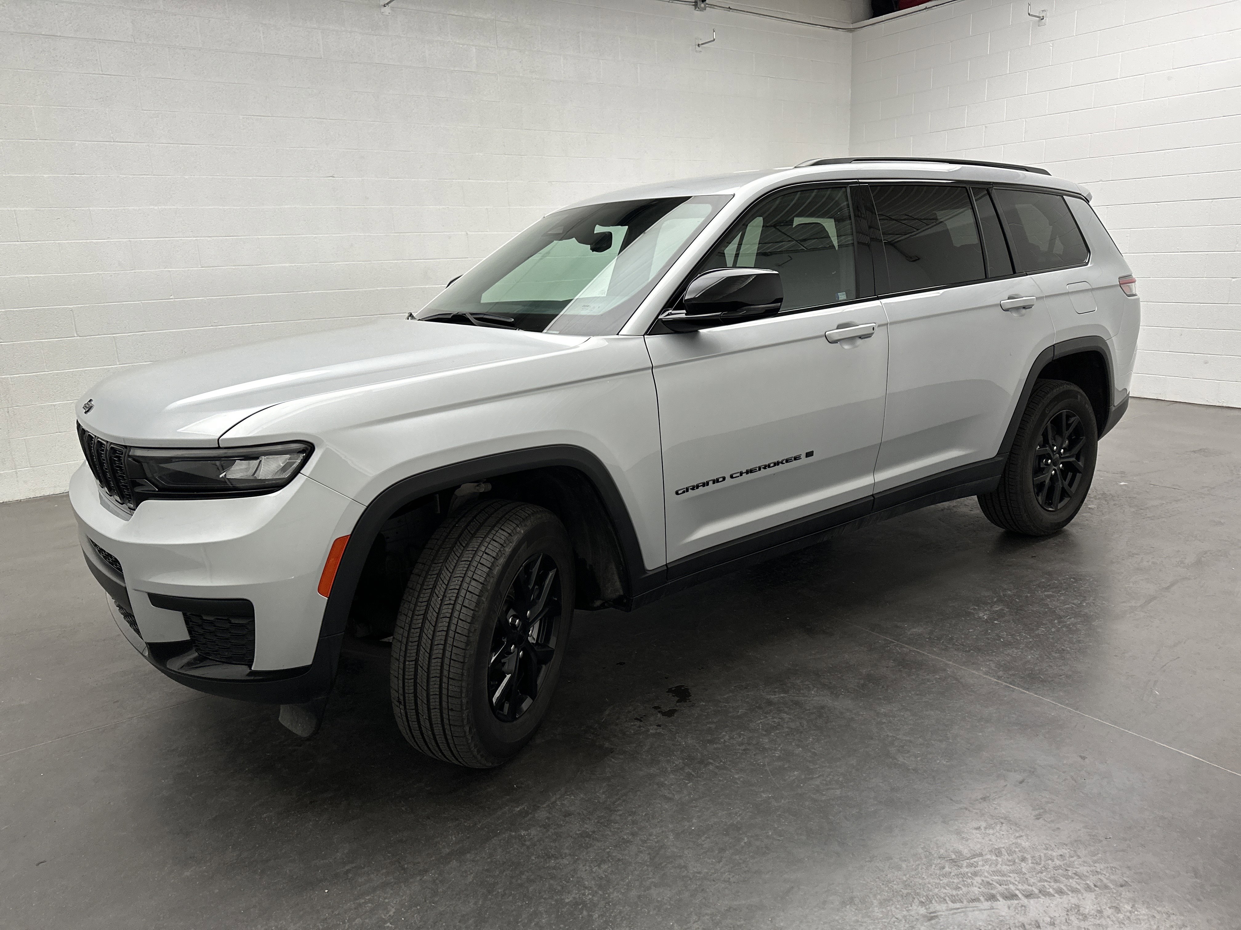 Used 2024 Jeep Grand Cherokee L Laredo image 4