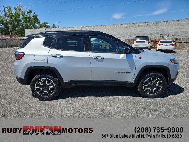 Used 2025 Jeep Compass Trailhawk AWD/4WD image 8