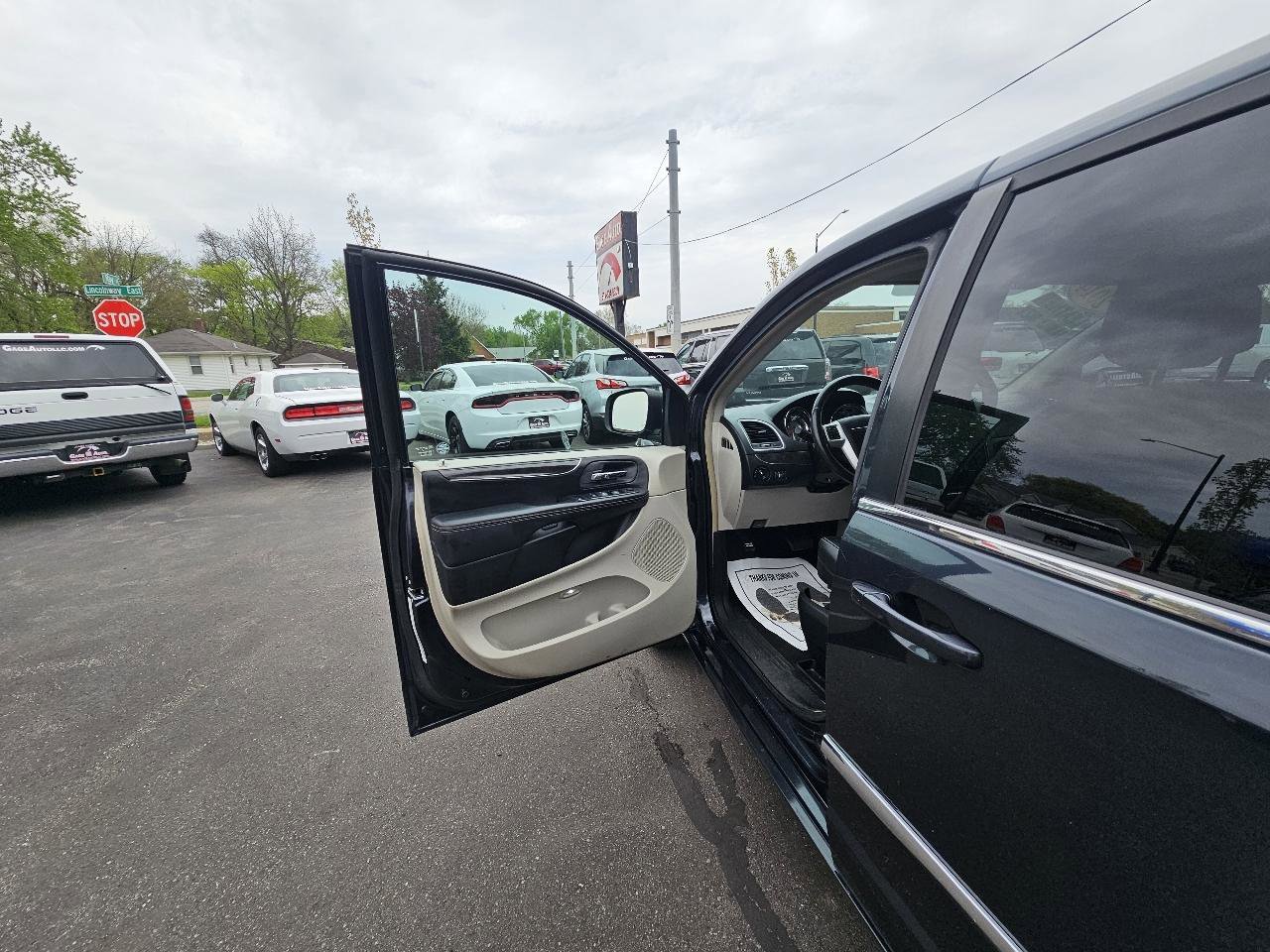 Used 2014 Chrysler Town & Country Touring FWD image 17