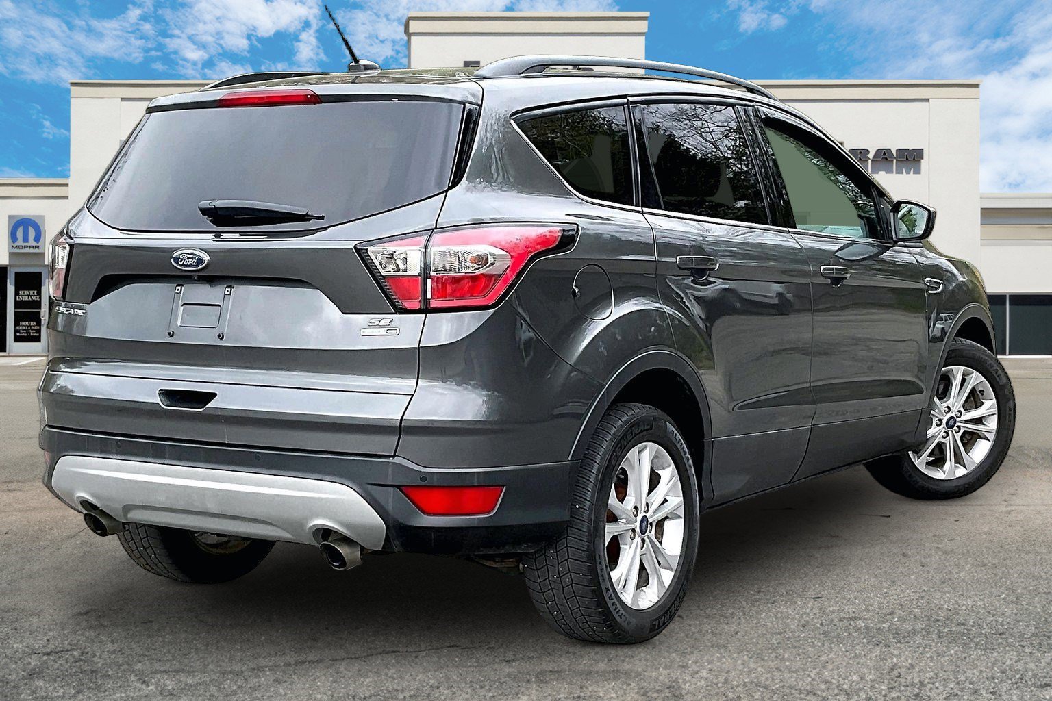 Used 2017 Ford Escape SE w/ Equipment Group 201A AWD/4WD image 2