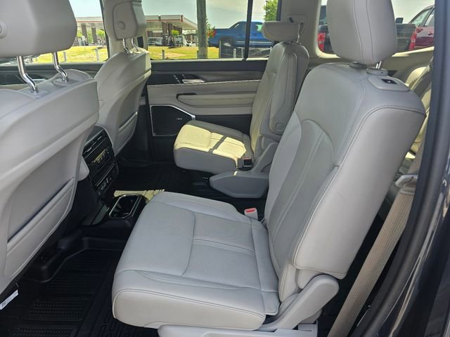 Used 2023 Jeep Wagoneer Series III w/ Preferred Equipment Group AWD/4WD image 18