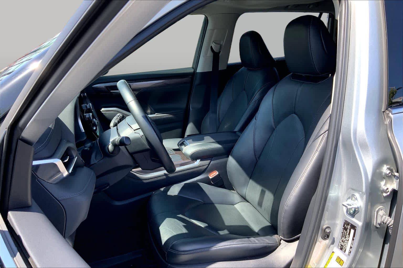 Used 2023 Toyota Highlander Limited FWD image 7